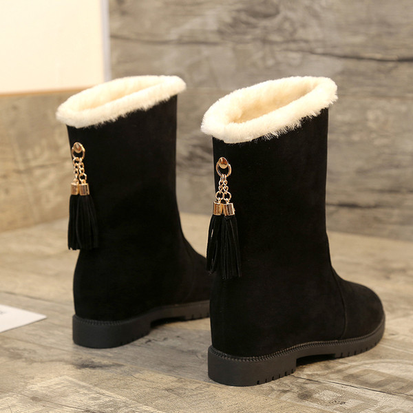 Μοντέρνες γυναικείες μπότες σε τρία χρώματα