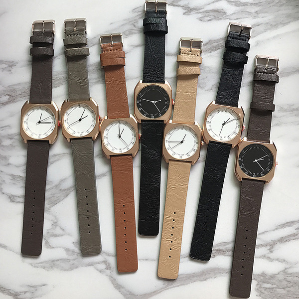 Ceas zilnic cu formă pătrată în mai multe culori