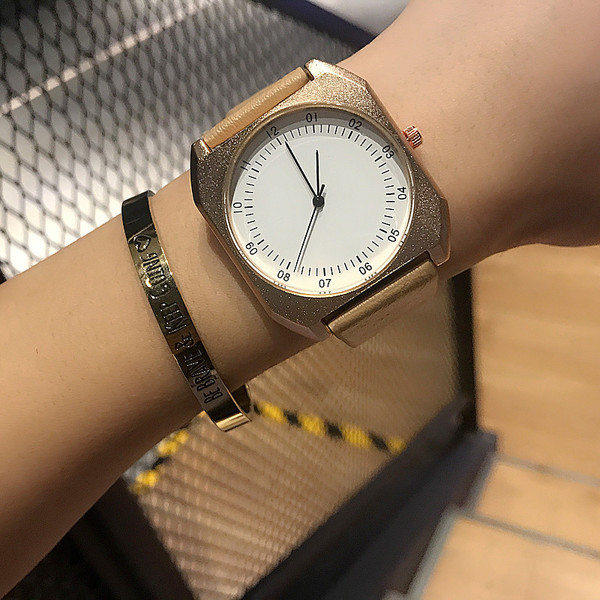 Ceas zilnic cu formă pătrată în mai multe culori