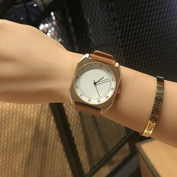 Ceas zilnic cu formă pătrată în mai multe culori