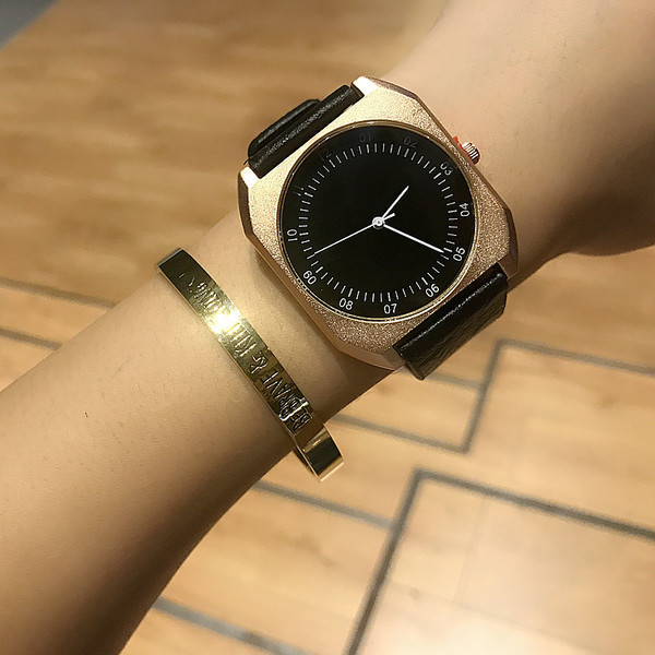 Ceas zilnic cu formă pătrată în mai multe culori