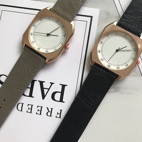 Ceas zilnic cu formă pătrată în mai multe culori