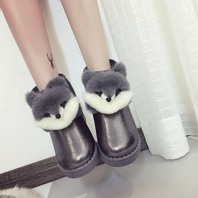 Μοντέρνες γυναικείες μπότες με τρισδιάστατο στοιχείο σε διάφορα χρώματα