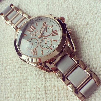 Μοντέρνο ρολόι σε διάφορα χρώματα