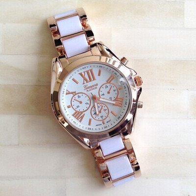 Μοντέρνο ρολόι σε διάφορα χρώματα