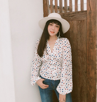 Γυναικείο casual πουκάμισο με ντεκολτέ σε σχήμα V και χρωματιστές κουκίδες