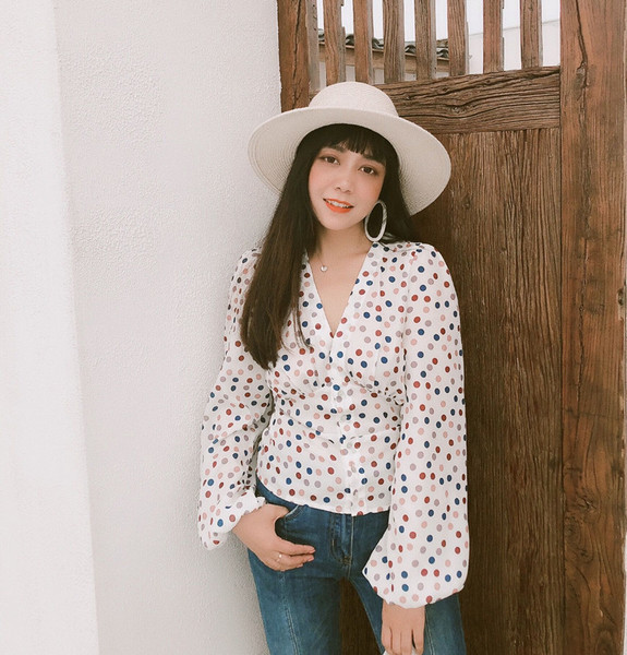 Γυναικείο  casual πουκάμισο με ντεκολτέ σε σχήμα V και χρωματιστές κουκίδες