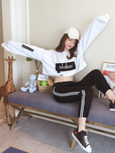 Γυναικείο σύνολο- κοντή μπλούζα με κουκούλα και επιγραφή