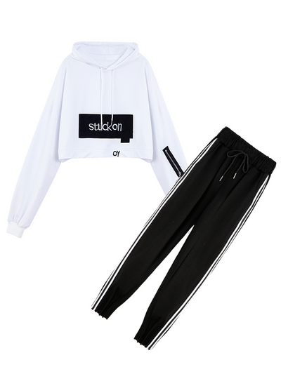 Γυναικείο σύνολο- κοντή μπλούζα με κουκούλα και επιγραφή