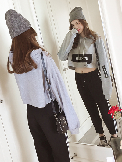 Γυναικείο σύνολο- κοντή μπλούζα με κουκούλα και επιγραφή