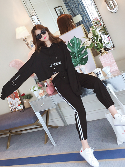 Γυναικείο σύνολο- κοντή μπλούζα με κουκούλα και επιγραφή