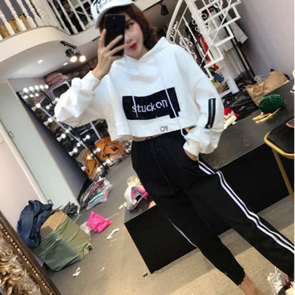 Γυναικείο σύνολο- κοντή μπλούζα με κουκούλα και επιγραφή 