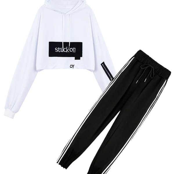 Γυναικείο σύνολο- κοντή μπλούζα με κουκούλα και επιγραφή 