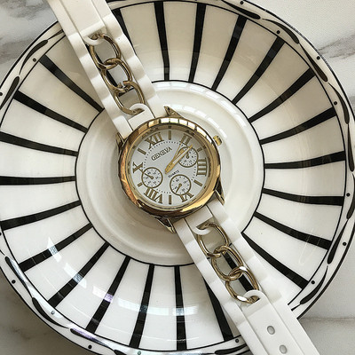 Ceas actual in mai multe culori potrivite pentru barbati si femei