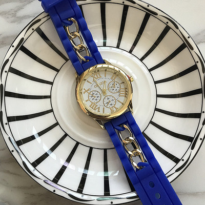 Ceas actual in mai multe culori potrivite pentru barbati si femei