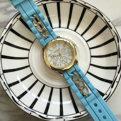 Ceas actual in mai multe culori potrivite pentru barbati si femei