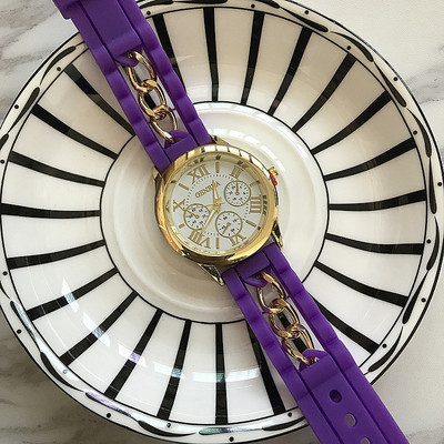 Ceas actual in mai multe culori potrivite pentru barbati si femei