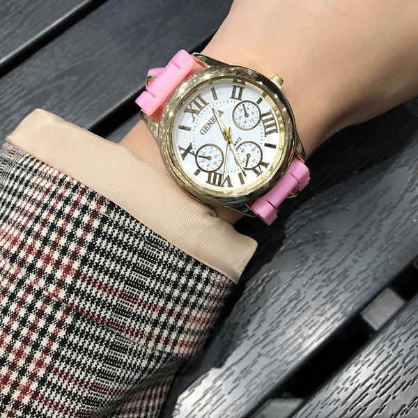 Ceas actual in mai multe culori potrivite pentru barbati si femei