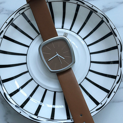 Τετράγωνο ρολόι με δερμάτινο λουράκι σε μαύρο και καφέ χρώμα