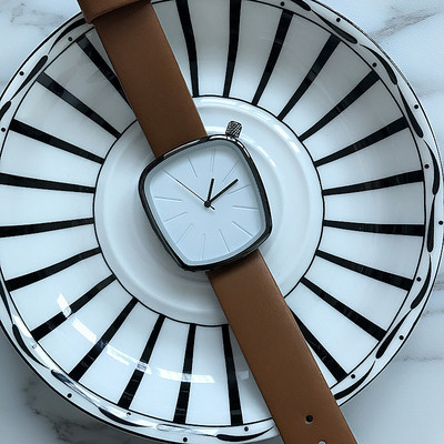 Τετράγωνο ρολόι με δερμάτινο λουράκι σε μαύρο και καφέ χρώμα