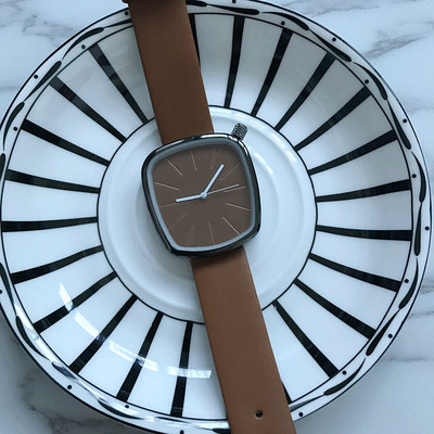 Τετράγωνο ρολόι με δερμάτινο λουράκι σε μαύρο και καφέ χρώμα