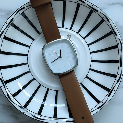 Τετράγωνο ρολόι με δερμάτινο λουράκι σε μαύρο και καφέ χρώμα