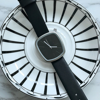 Τετράγωνο ρολόι με δερμάτινο λουράκι σε μαύρο και καφέ χρώμα