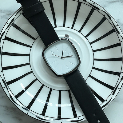 Τετράγωνο ρολόι με δερμάτινο λουράκι σε μαύρο και καφέ χρώμα