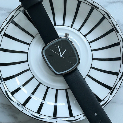 Τετράγωνο ρολόι με δερμάτινο λουράκι σε μαύρο και καφέ χρώμα