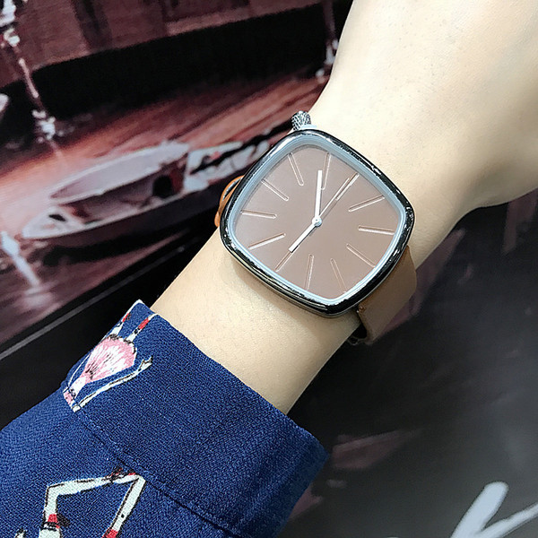 Τετράγωνο ρολόι με  δερμάτινο λουράκι σε μαύρο και καφέ χρώμα