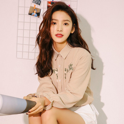 Cămașă de damă modernă cu broderie în două culori