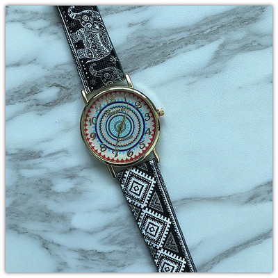 Γυναικείο ρολόι με έθνο μοτίβα σε δύο σχέδια