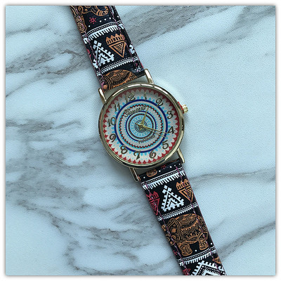 Γυναικείο ρολόι με έθνο μοτίβα σε δύο σχέδια