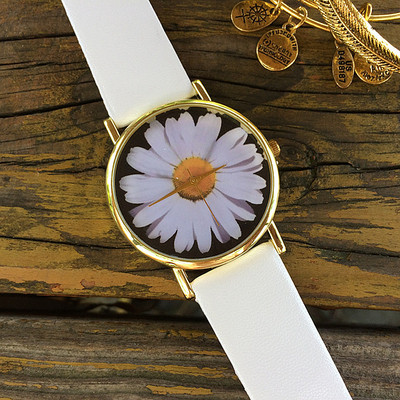 Γυναικείο ρολόι με λουλούδια και δερμάτινο λουρί σε διάφορα χρώματα