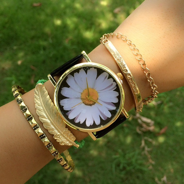 Γυναικείο ρολόι με λουλούδια και δερμάτινο λουρί σε διάφορα χρώματα