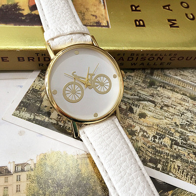 Μοντέρνο γυναικείο ρολόι  με  διακόσμηση σε άσπρο και μαύρο χρώμα