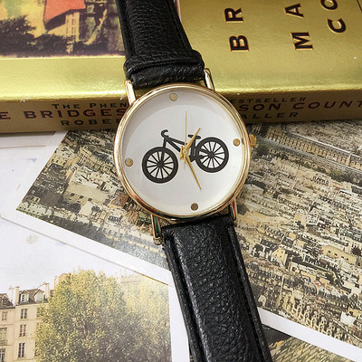 Μοντέρνο γυναικείο ρολόι  με  διακόσμηση σε άσπρο και μαύρο χρώμα