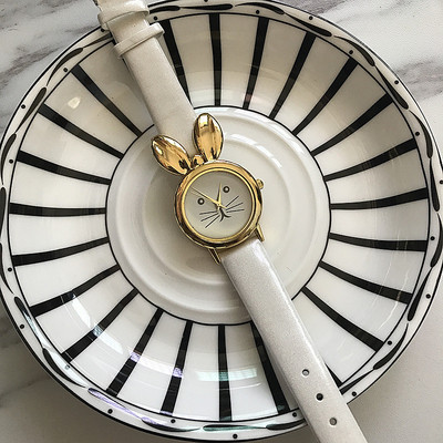 Μοντέρνο γυναικείο ρολόι με 3D διακόσμηση και δερμάτινο λουρί σε διάφορα χρώματα