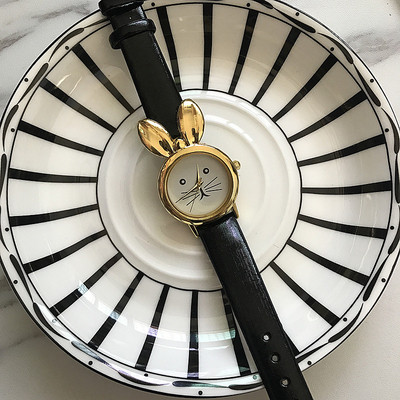 Μοντέρνο γυναικείο ρολόι με 3D διακόσμηση και δερμάτινο λουρί σε διάφορα χρώματα