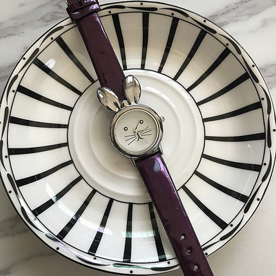 Μοντέρνο γυναικείο ρολόι με 3D διακόσμηση και δερμάτινο λουρί σε διάφορα χρώματα