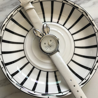 Μοντέρνο γυναικείο ρολόι με 3D διακόσμηση και δερμάτινο λουρί σε διάφορα χρώματα