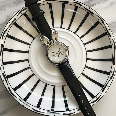 Μοντέρνο γυναικείο ρολόι με 3D διακόσμηση και δερμάτινο λουρί σε διάφορα χρώματα