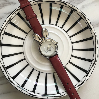 Μοντέρνο γυναικείο ρολόι με 3D διακόσμηση και δερμάτινο λουρί σε διάφορα χρώματα