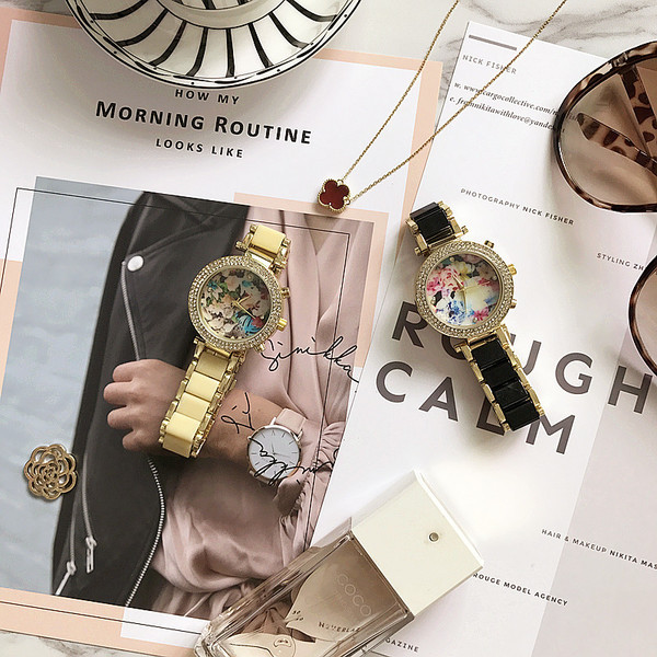 Ceas de damă elegant cu motive florale și pietre în negru și bej