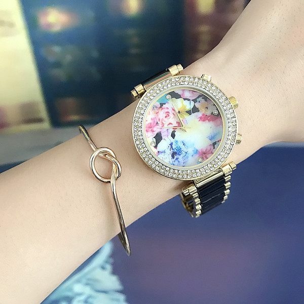 Ceas de damă elegant cu motive florale și pietre în negru și bej