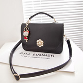 Γυναικεία τσάντα με μεταλλικό κούμπωμα σε δύο χρώματα