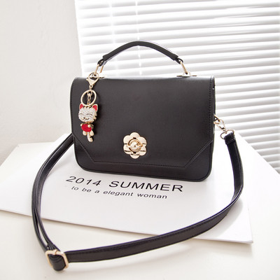 Γυναικεία τσάντα με μεταλλικό κούμπωμα σε δύο χρώματα