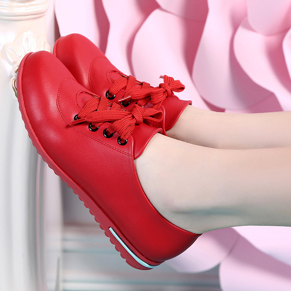 Спортно-елегантни обувки с връзки в три цвята подходящи за ежедневието