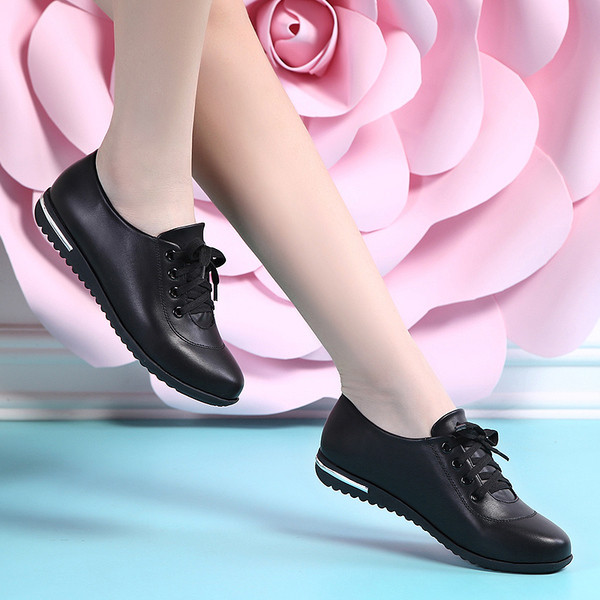 Спортно-елегантни обувки с връзки в три цвята подходящи за ежедневието