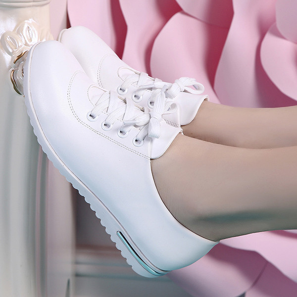 Спортно-елегантни обувки с връзки в три цвята подходящи за ежедневието